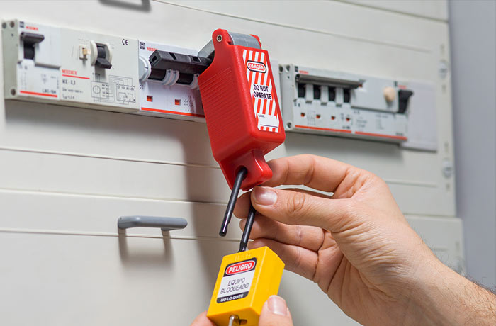 Thermal magnetic circuit breaker axis lockouts